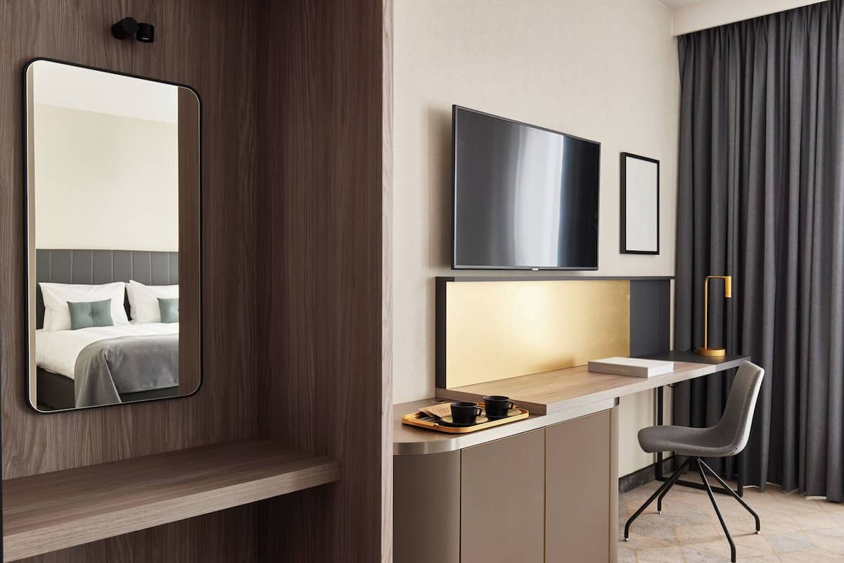 1 bedroom, premium bedding, in-room safe, desk