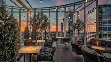 2 bars/lounges, cocktail bar
