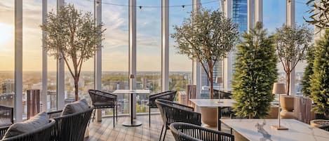 2 bares o lounges, bar de cocteles