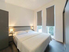 2 bedrooms, travel cot, free WiFi, bed sheets
