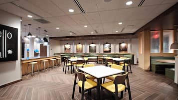 Café da manhã com buffet grátis todos os dias