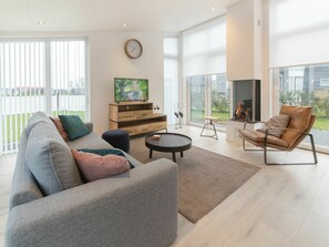 TV - Lovely apartment in villa for 4 people with WIFI, A/C, TV and terrace (Wemeldinge)