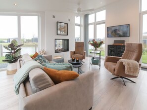 TV - Lovely apartment in villa for 4 people with WIFI, TV and terrace (Wemeldinge)