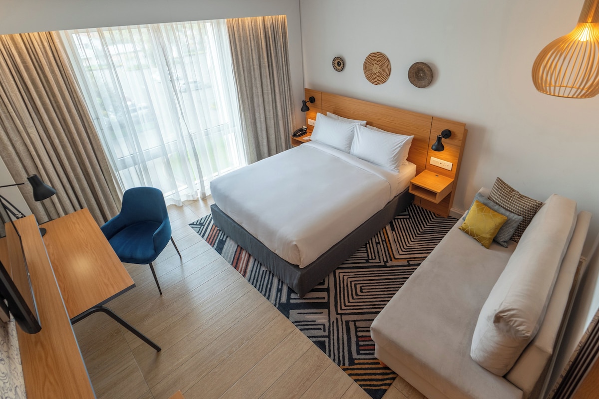 Standard Room, 1 Queen Bed | Premium bedding, down comforters, pillowtop beds, minibar