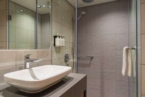 Shower, rainfall showerhead, free toiletries, hair dryer - Holiday Inn Lusaka by IHG (Lusaka)