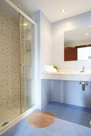 Een douche, een haardroger, handdoeken
