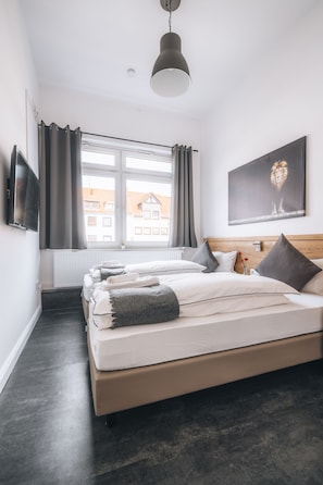 Schreibtisch, laptopgeeigneter Arbeitsplatz, Verdunkelungsvorhänge