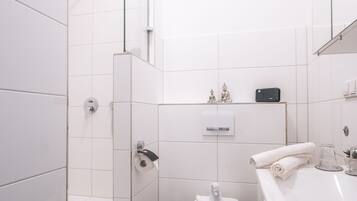 Dusche, HandtĂŒcher, Seife, Shampoo