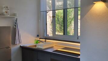 Fridge, oven, stovetop, coffee/tea maker