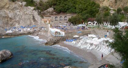 BLU HOME gorgeous chalet nestled in a lemon grove overlooking Capri