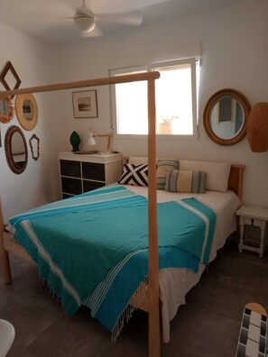 2 chambres, fer et planche à repasser, lit de bébé portatif