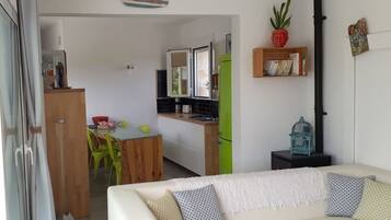 Een smart-tv en boeken