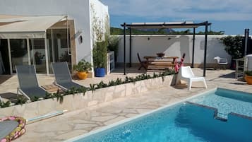 Een buitenzwembad, een verwarmd zwembad