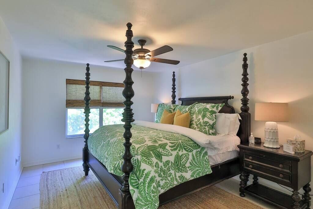 3 habitaciones, tabla de planchar con plancha y cuna de viaje 