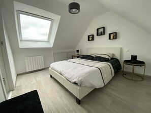 3 عدّة غرف نوم ومكتب ومكواة/ل وح كي وسرير سفر