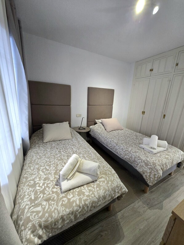 2 slaapkamers, een strijkplank/strijkijzer, gratis wifi, beddengoed