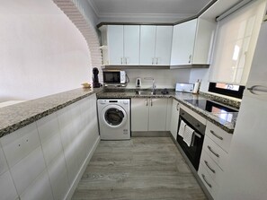 Een koelkast, een magnetron, een oven, een koffiezetapparaat/waterkoker