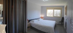 3 slaapkamers, een strijkplank/strijkijzer, reisbedje, beddengoed