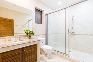 Villa, 4 Schlafzimmer | Badezimmer | Badewanne und Dusche (separat), kostenlose Toilettenartikel, Handtücher