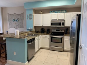 Refrigerador, microondas, horno y parrilla de estufa 
