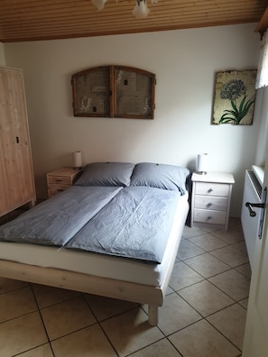 2 habitaciones, cuna de viaje y ropa de cama 
