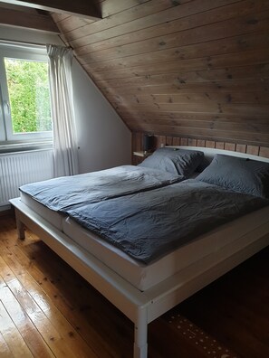 2 bedrooms, travel crib, bed sheets