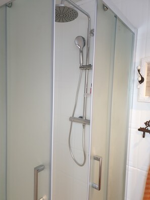 Shower, hair dryer, towels, soap - Holiday home "Unterm Apfelbaum" / boat tour / bike tours, everything is possible / 140 € per night (Lübbenau/Spreewald)