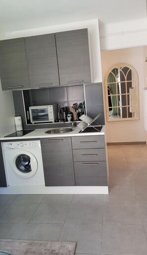 Kühlschrank, Mikrowelle, Ofen, Herdplatte