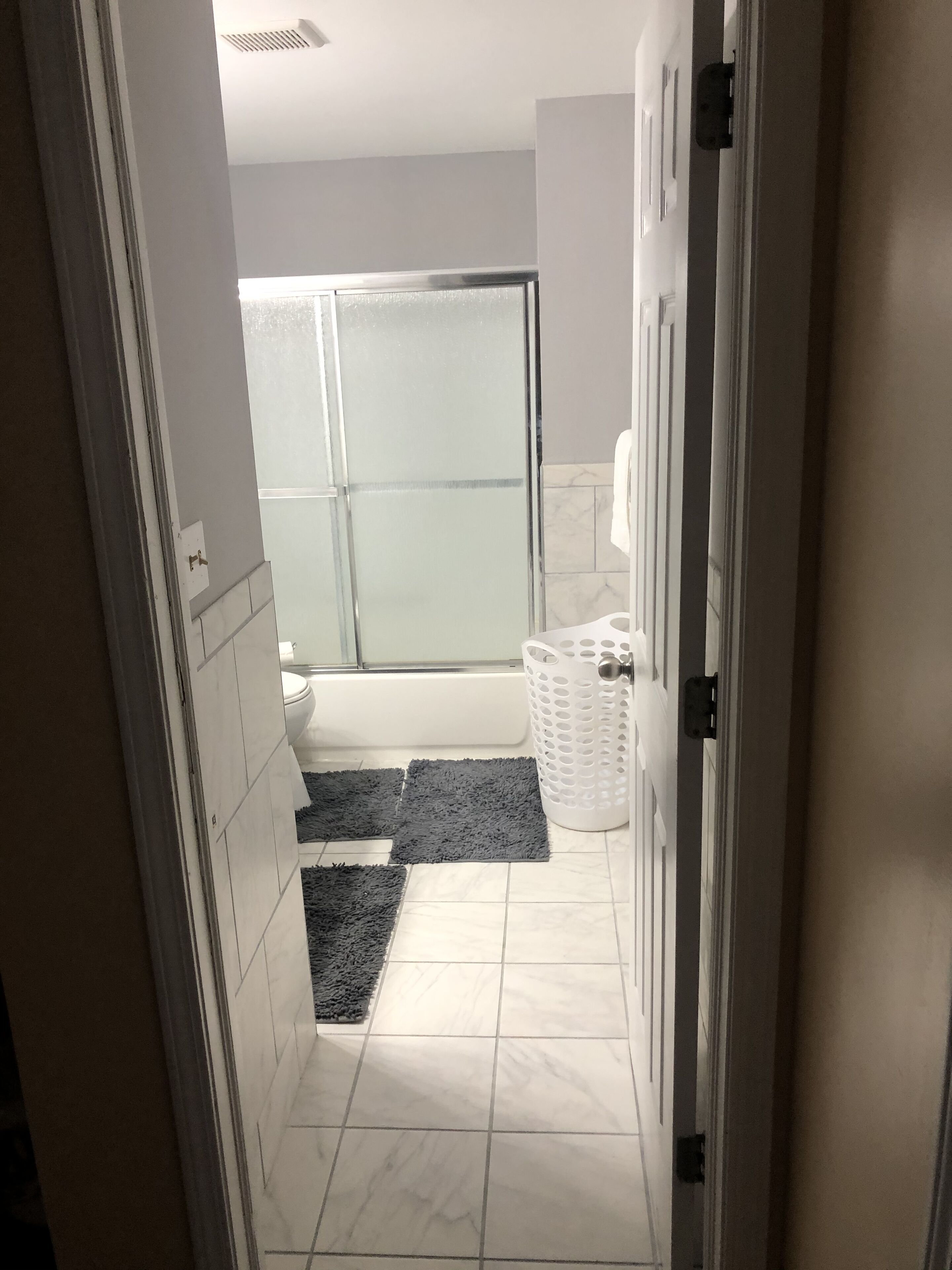 Badewanne, Haartrockner, Handtücher, Seife