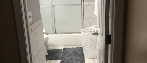 Baignoire, séchoir à cheveux, serviettes fournies, savon