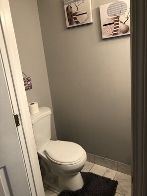 Badewanne, Haartrockner, Handtücher, Seife