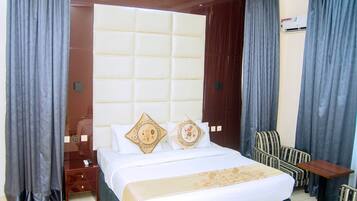 Phòng Suite Presidential | Két bảo mật tại phòng, khu vực làm việc phù hợp cho laptop