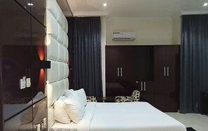 Rom – business | Safe på rommet, skrivebord for bærbar PC, wi-fi (inkludert) og sengetøy