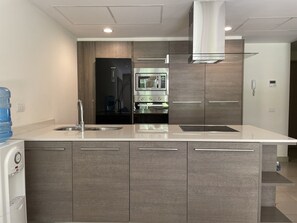 Refrigerador, microondas, horno y parrilla de estufa 