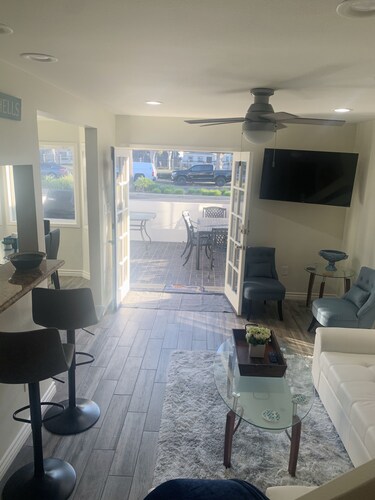 Steps to the Beach-FREE Bikes-Pets-AC-Chairs-Umbrellas-Balls-Patio-Balcony &MORE