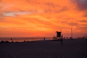 Beach nearby, sun-loungers, beach towels