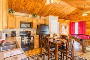 Kylskåp, mikrovågsugn, ugn och spishäll