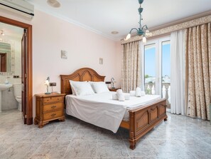 4 bedrooms, iron/ironing board, Internet, bed sheets - Villa Cala Marsal with sea views and beach 200m away (Portocolom)