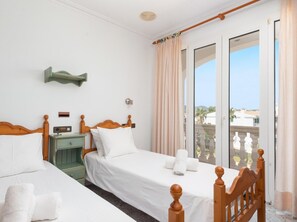 4 bedrooms, iron/ironing board, internet, bed sheets