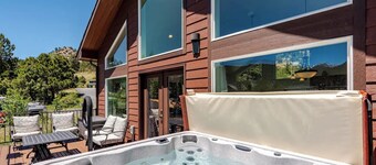 Studio House in Forest Setting-Stunning Views-Hot Tub-Fireplace-Coaster Passes