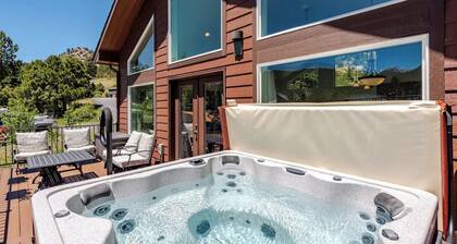 Studio House in Forest Setting-Stunning Views-Hot Tub-Fireplace-Coaster Passes
