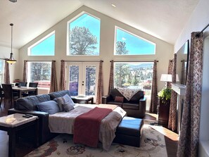 スマートテレビ、暖炉、書庫