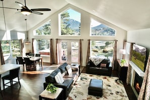 Smart-TV, Kamin, Bücher