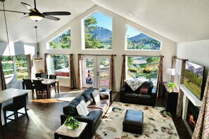 Smart TV, chimenea, libros