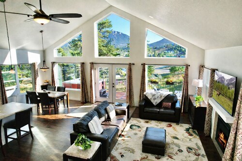 Spectacular Views in Forest Setting-Coaster Passes-HotTub-Fireplace-King Bed-AC