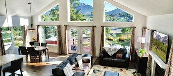 Spectacular Views in Forest Setting-Coaster Passes-HotTub-Fireplace-King Bed-AC