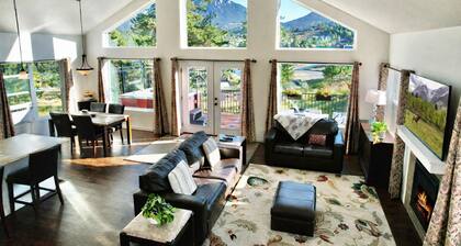Spectacular Views in Forest Setting-Coaster Passes-HotTub-Fireplace-King Bed-AC