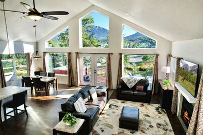 Spectacular Views in Forest Setting-Coaster Passes-HotTub-Fireplace-King Bed-AC