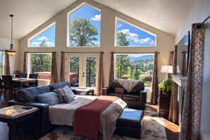 Smart TV, fireplace, books - Spectacular Views in Forest Setting-Coaster Passes-HotTub-Fireplace-King Bed-AC (Estes Park)