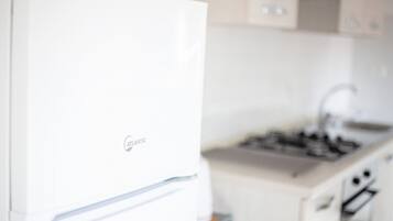 Réfrigérateur, four, plaque de cuisson, cafetiÚre/bouilloire